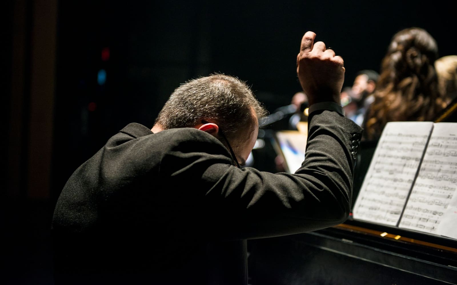 Il direttore d’orchestra durante le prove
