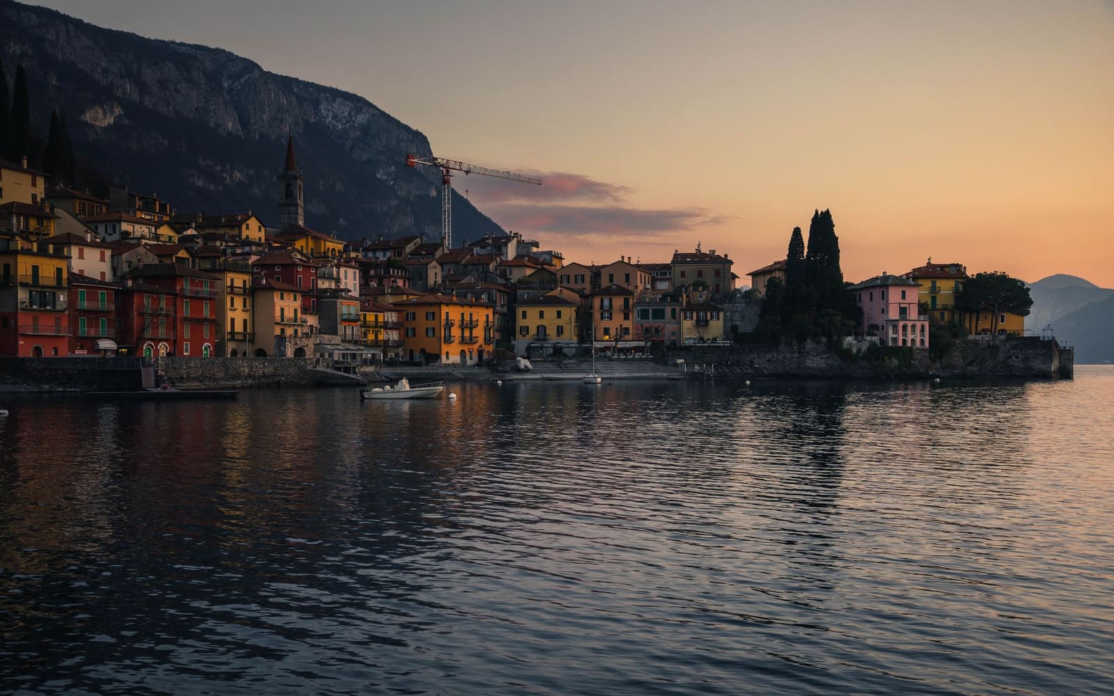 Il lungolago di Varenna al tramonto