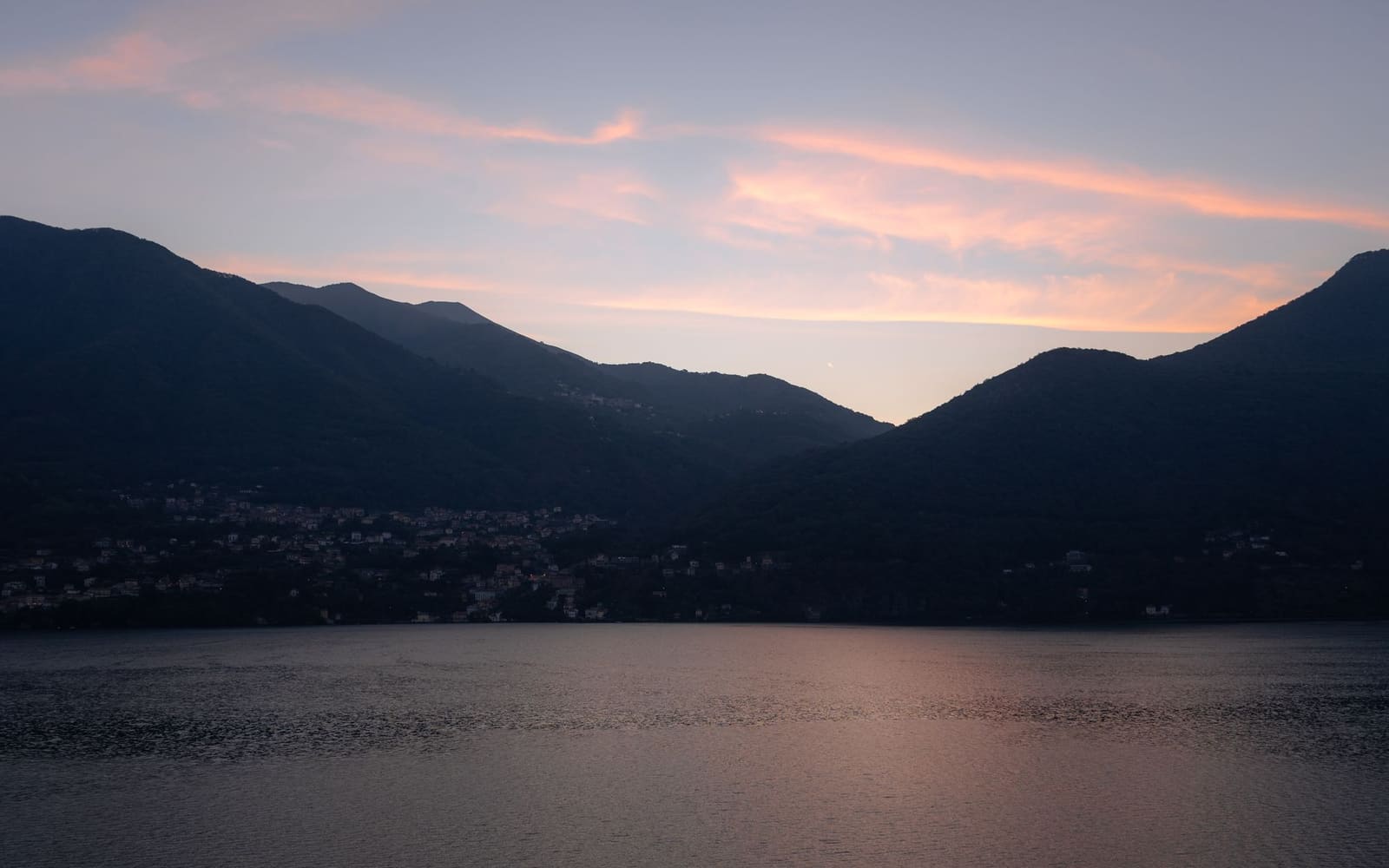 Le montagne dopo il tramonto