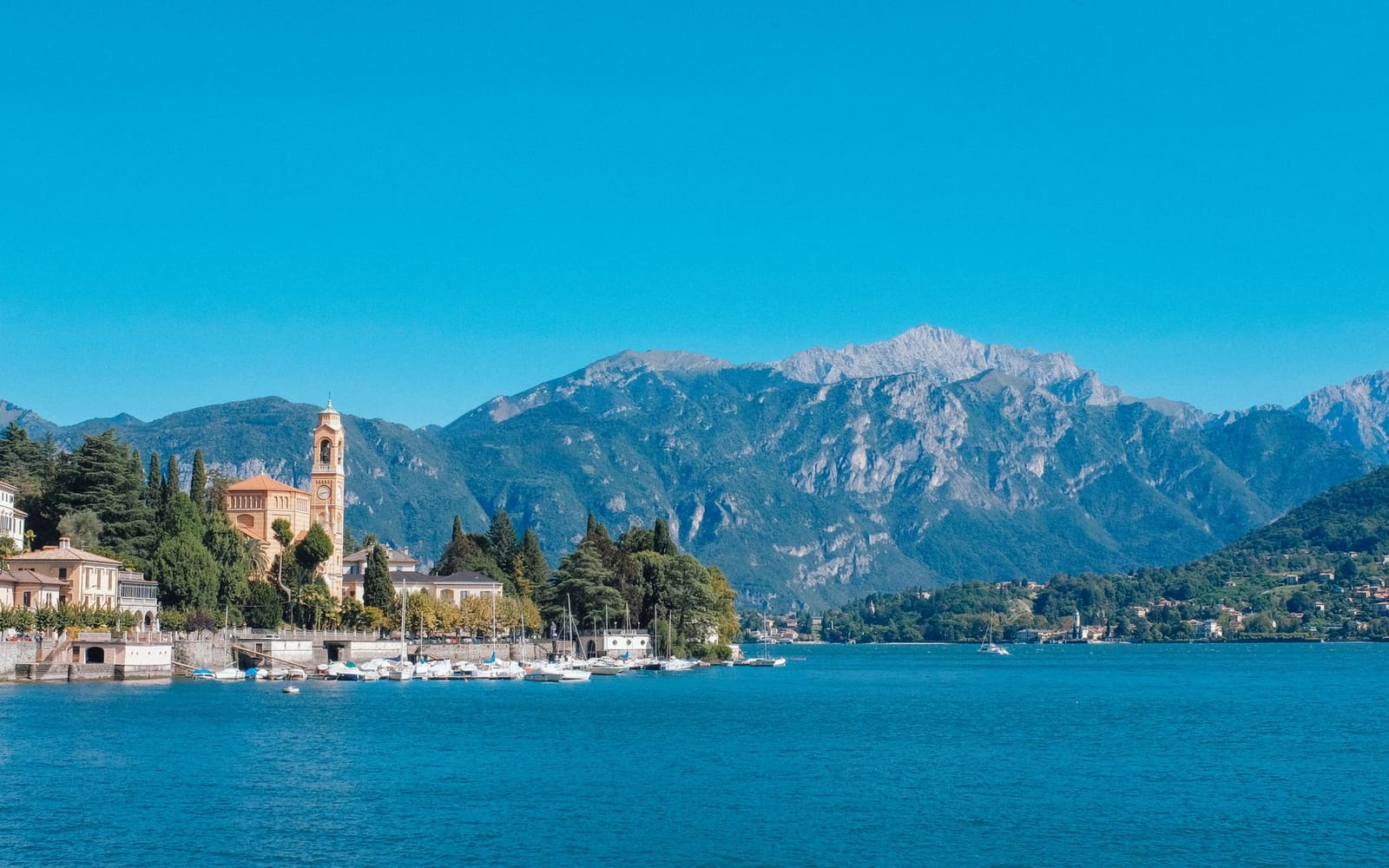 Il borgo affacciato sul lago