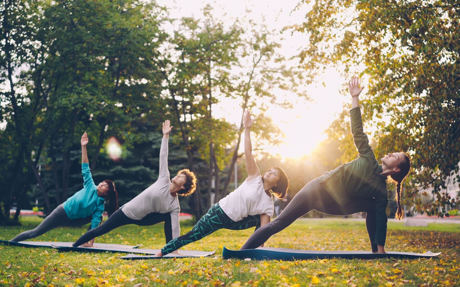 Lezione di yoga nel parco